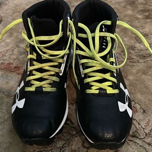 Under armour football  baseball cleats size 5.5 youth